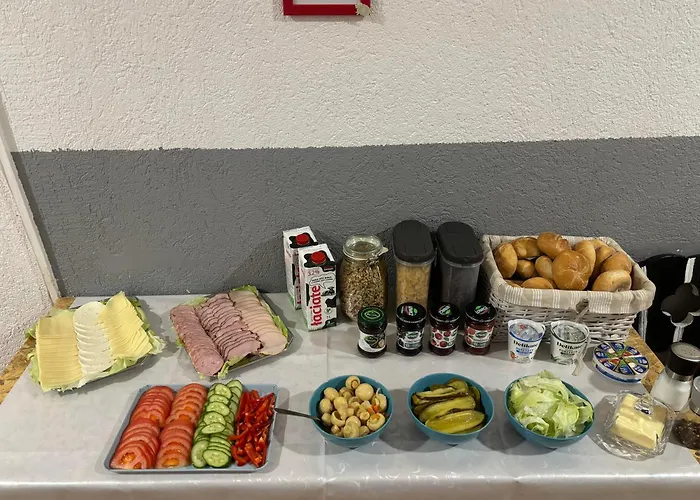 Flyfly , Darmowy Parking , Rezerwuj Przez Urzadzenia Mobilne -10 Procent Hostel