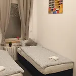 Flyfly , Darmowy Parking , Rezerwuj Przez Urzadzenia Mobilne -10 Procent Hostel