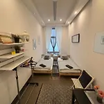Flyfly , Darmowy Parking , Rezerwuj Przez Urzadzenia Mobilne -10 Procent Hostel
