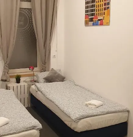 Flyfly , Darmowy Parking , Rezerwuj Przez Urzadzenia Mobilne -10 Procent Hostel