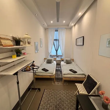 Flyfly , Darmowy Parking , Rezerwuj Przez Urzadzenia Mobilne -10 Procent Hostel