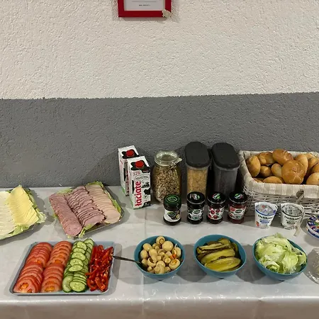 Flyfly , Darmowy Parking , Rezerwuj Przez Urzadzenia Mobilne -10 Procent Hostel