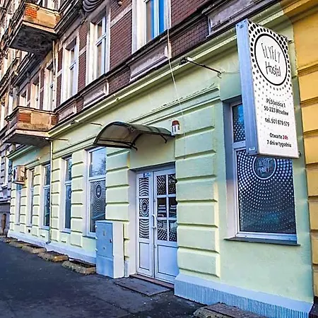 Flyfly , Darmowy Parking , Rezerwuj Przez Urzadzenia Mobilne -10 Procent Hostel *