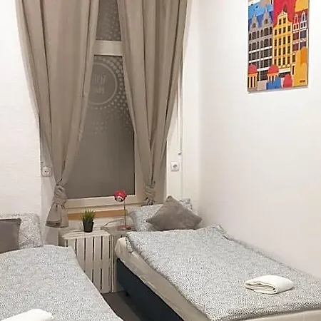Flyfly , Darmowy Parking , Rezerwuj Przez Urzadzenia Mobilne -10 Procent Hostel