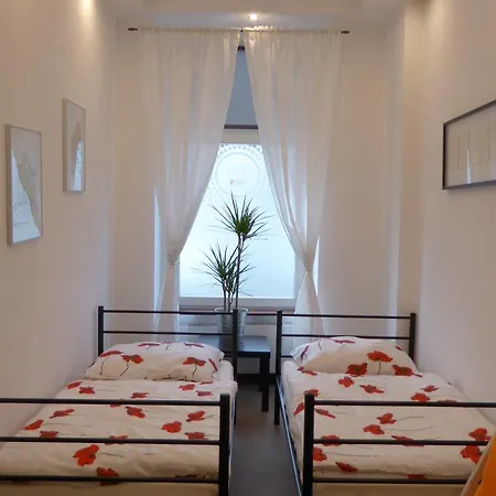 Hostel Flyfly , Darmowy Parking , Rezerwuj Przez Urzadzenia Mobilne -10 Procent *