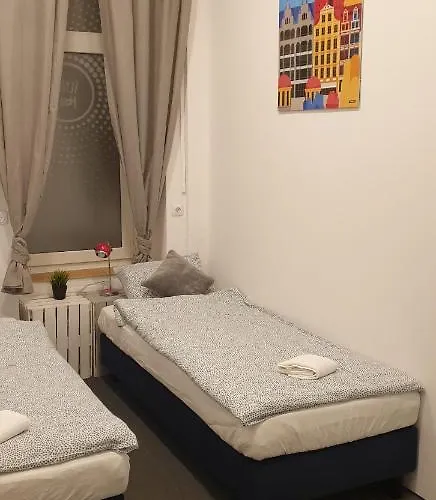 Flyfly , Darmowy Parking , Rezerwuj Przez Urzadzenia Mobilne -10 Procent Hostel