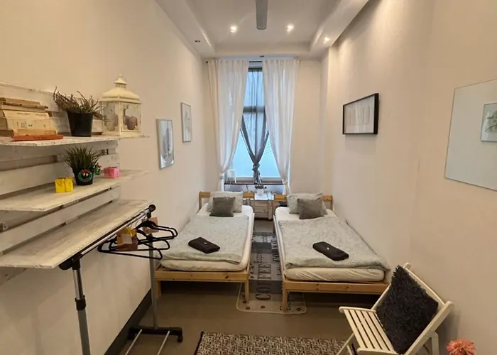 Flyfly , Darmowy Parking , Rezerwuj Przez Urzadzenia Mobilne -10 Procent Hostel